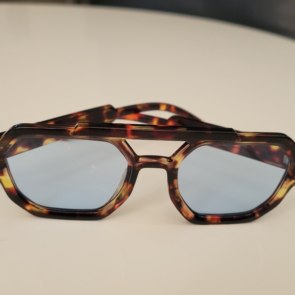 Tortoise Shell Sunglasses - Picture 3 of 3